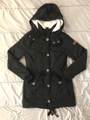 Chaqueta parka con capucha para mujer Hollister NEGRA talla pequeña Foto 1 de 4