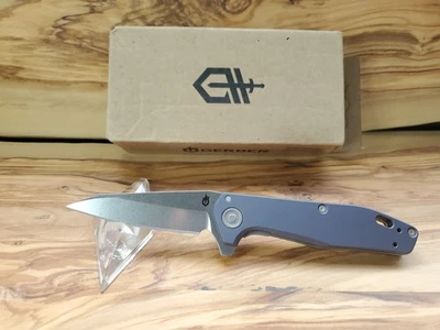 Navaja de bolsillo plegable Gerber Fastball con mango de aluminio azul y lavado a la piedra MagnaCut Foto 1 de 4