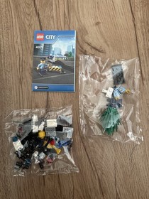 Lego City- Policeman with Cookie and Stinger (40175), complete without box