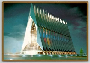 COLORADO - CAPILLA DE CADETES de la Academia de la Fuerza Aérea de los Estados Unidos por la noche - POSTAL sin publicar - Imagen 1 de 2