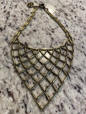 Collar babero de latón envejecido martillado GILES & BROTHER Foto 1 de 4