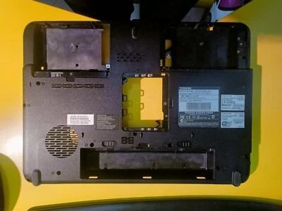 Toshiba A300 bottom case scocca cover inferiore + alimentazione + USB V000120660 - Immagine 1 di 4