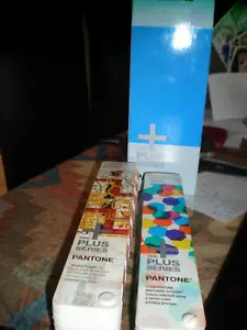 NUEVO Pantone THE PLUS SERIES Guías de Puente de Color Recubiertas y Sin Recubrir GUÍA DE COLORES - Imagen 1 de 5