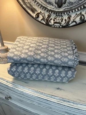 Sábana Ajustable y Plana West Elm Rhode Cardo Floral REINA SOLO Azul Niebla seminueva Foto 1 de 4