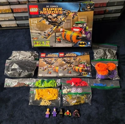 LEGO DC Super Heroes Set 76013 - The Joker's Steam Roller 100% Completo con CAJA Foto 1 de 4