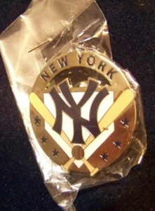 2008 NY New York Yankees lapel pin round x-bats cutout MLB - Picture 1 of 8