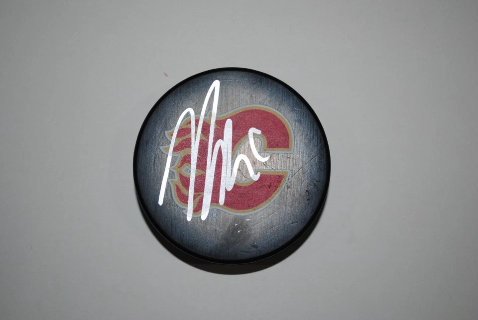 Disco con logotipo autografiado de Calgary Flames de Nazem Kadri Foto 1 de 1