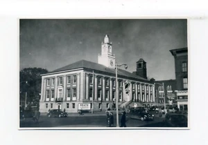Foto de Burlington VT, vista de la calle de octubre de 1951, ayuntamiento, letrero de "muerte", coches, personas - Imagen 1 de 2