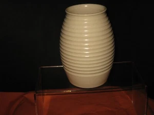 Keith Murray (1892-1981) for Wedgwood – Ribbed Matt Cream Vase c.1930s - Picture 1 of 21
