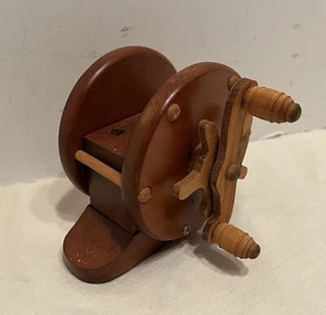 DESK TOP WOODEN PENCIL PEN HOLDER FISHING REEL SPINS - Picture 1 of 6