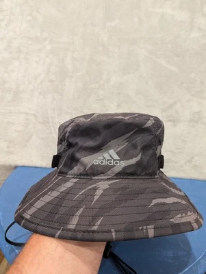 Sombrero Addias Areoready tamaño adulto correa ajustable negro y gris camuflaje sombrero cubo Foto 1 de 4