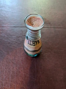 Handgefertigte Kamelszene Libyen farbige Sandkunst Landschaft Glasflasche Briefbeschwerer - Bild 1 von 9