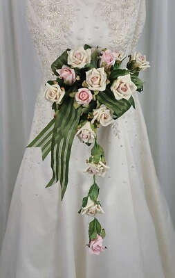 Pequeño rubor nupcial estilo vintage imitación rosa boda cascada Foto 1 de 4