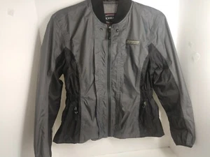 CHAQUETA DEPORTIVA PARA MUJER OLYMPIA MOTO CORTAVIENTOS NEGRA Y GRIS MEDIANA - Imagen 1 de 12