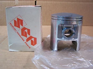 SUZUKI TS185 NEW NOS OEM PISTON 4TH OVER SIZE 1.00MM TS 185  12100-29900-100 - Bild 1 von 4