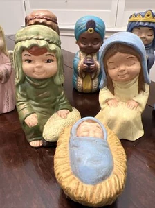 8 statuette in ceramica per bambini dipinte a mano per presepi. - Foto 1 di 5