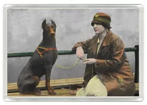 DOBERMAN PINSCHER LADY & DOG ART PRINT NOVELTY FRIDGE MAGNET GREAT GIFT - Foto 1 di 1
