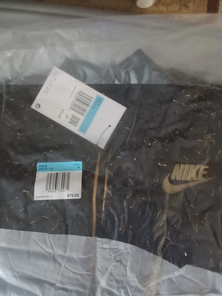 Jaqueta bombardeiro Nike feminina preta dourada pele tamanho M - Imagem 1 de 3