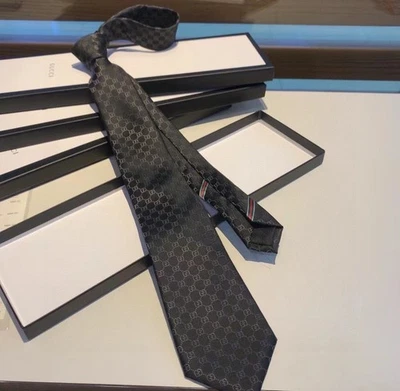 Corbata Gucci negra con patrón de tigre 100 % seda Foto 1 de 4