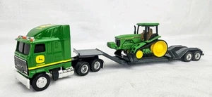 Camión semirremolque Ertl John Deere Mack 8310T cabina de tractor más de 1/64 Lowboy raro - Imagen 1 de 20