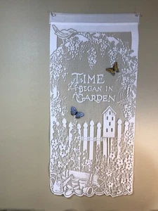 NEU Weiß Spitze Wandbehang Zeit begann in einem Garten Schmetterlinge Garten Motiv 25" - Bild 1 von 5
