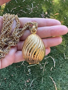 Colgante medallón de perfume sólido en forma de huevo con encanto dorado vintage Avon Estate LEER - Imagen 1 de 5
