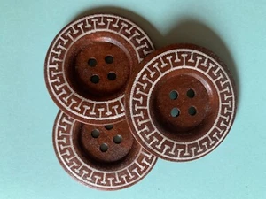 Paquete de 3 Botones Boho Grandes de Madera 6cm Diseño de Llave Griega. 60 mm de madera - Imagen 1 de 2