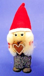 Estatuilla sueca de madera de Navidad Skandinavisk Hemslojd niña con corazón 5" de alto - Imagen 1 de 7