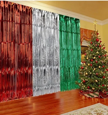Paquete de 6 cortinas con flecos de aluminio de Navidad, rojo plata verde, 3,3 X 6,6 pies cada una Foto 1 de 4