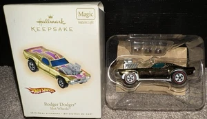 NUOVO Hallmark Keepsake "Rodger Dodger" Hot Wheels ornamento - luce magica - Foto 1 di 10