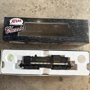 Atlas 8450 HO Scale Southern Alco RS-3 Diesel Locomotive #2140 - Picture 1 of 11