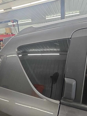 Cuarto de vidrio usado para: Jeep Compass R. 2016 tinte de privacidad grado derecho A Foto 1 de 4