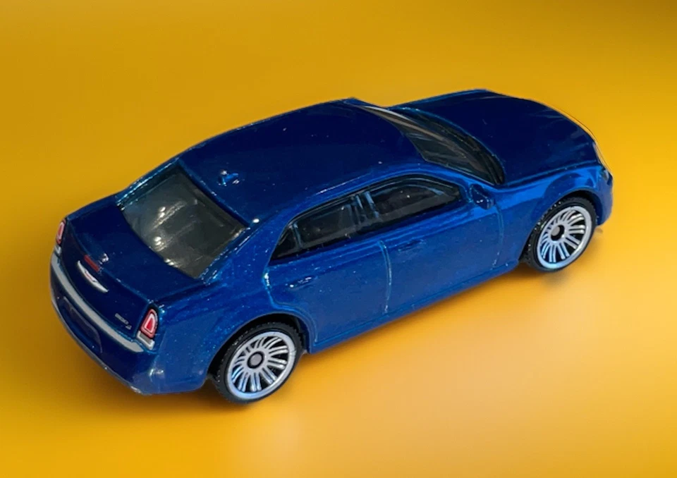 Chrysler 300 2022 Matchbox 2015 - azul escamas de metal - suelto Foto 1 de 4