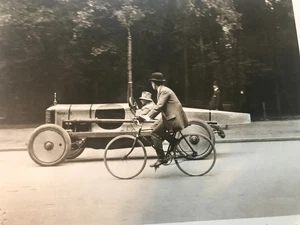 Impresión fotográfica Jacques Lartigue 184/5000 1912 Paris La Singer De Course Bunny III - Imagen 1 de 4