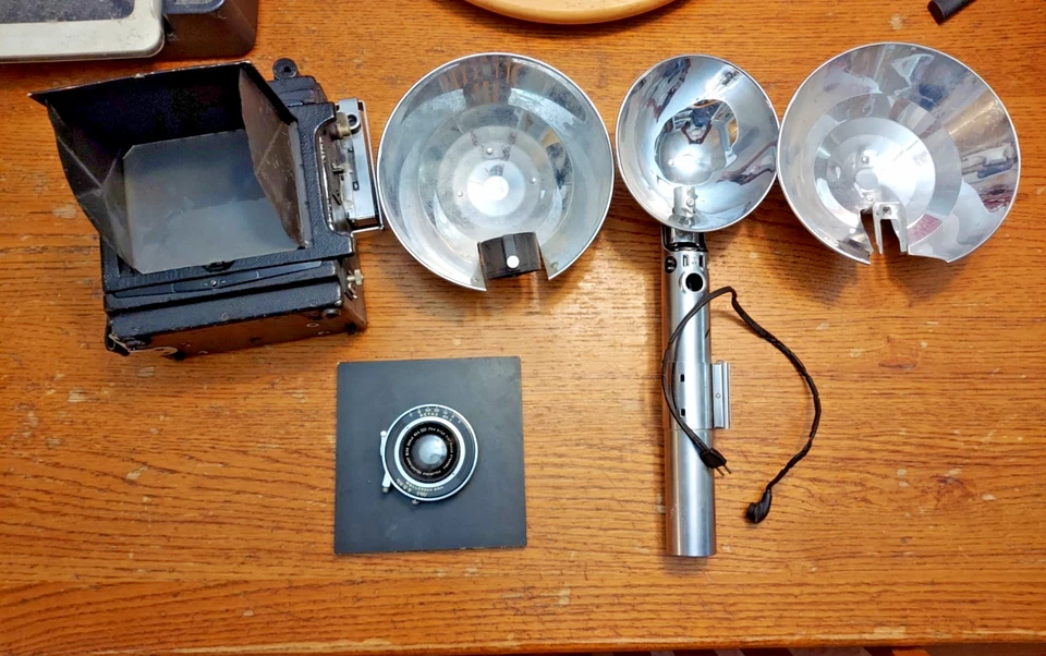  Cámara Folmer Graflex de colección con mango de flash de 3 celdas y 3 cubiertas de flash  Foto 1 de 4