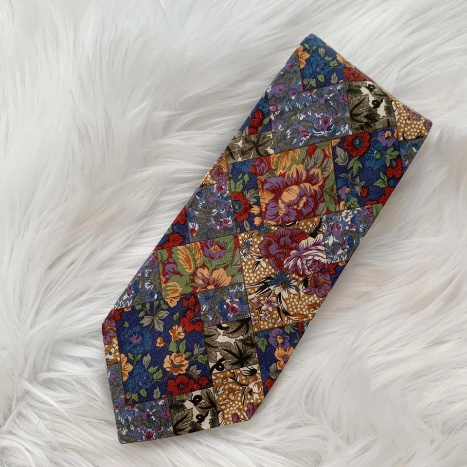 Vintage American Eagle Outfitters - Corbata de algodón con aspecto de retazos florales Foto 1 de 4