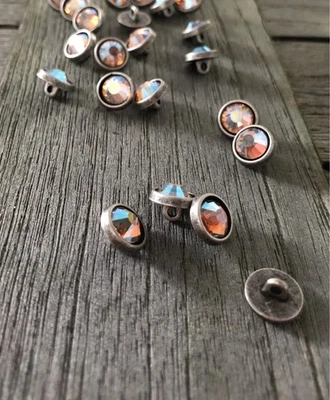 10 Stück kleine Mini silber Knöpfe 10mm interessant schimmerndem Strass Stein - Bild 1 von 2