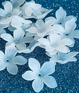 100 X Frosted White Pearl Acrylic Flower Bead Caps (20mm) - Picture 1 of 5