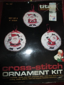 KIT PUNTO CROCE ORNAMENTI ALBERO DI BABBO NATALE vintage NATALE - anni 80 - Foto 1 di 2