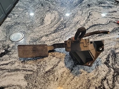 Pedal acelerador diesel 2011-2016 Ford F250 F350 6.7L BC3A-9F836-DD FABRICANTE DE EQUIPAMENTO ORIGINAL - Imagem 1 de 3