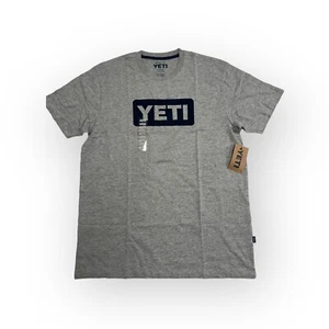 Camiseta gris con insignia con logotipo azul Yeti para hombre - Imagen 1 de 3
