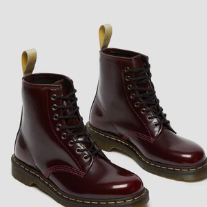 Dr. Martens 1460 Vegan Kirschrot Stiefel Herren Größe 8  - Bild 1 von 11
