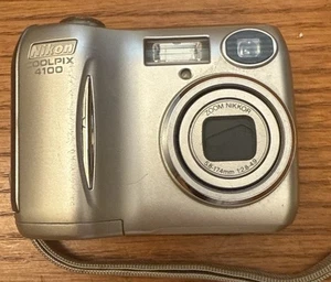 Nikon COOLPIX 4100 4,0-MP-Digitalkamera – silberfarben - Bild 1 von 11