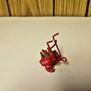 Kleiner Coca Cola Koffer und Dolly aus Metall Sammler Spielzeug - Bild 1 von 1