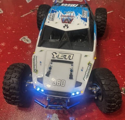 Camión de radiocontrol Axial 1/10 Yeti 4x4 Rock Racer sin escobillas altamente personalizado RTR Foto 1 de 4