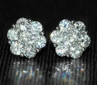 Aretes redondos con racimo de diamantes creados en laboratorio de 3 quilates enchapados en oro blanco de 14 quilates en plata Foto 1 de 3