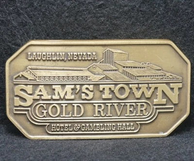 XB13171 *NOS* VINTAGE AÑOS 70 *SAM'S TOWN GOLD RIVER HOTEL & GAMING* HEBILLA DE CINTURÓN Foto 1 de 2