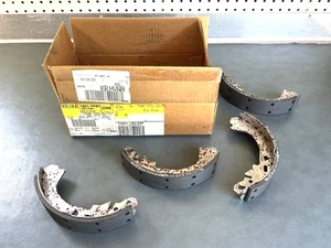 GM OEM NOS 18019989 Rear Drum Brake Shoe Set 1994-2003 Buick Century - Foto 1 di 3