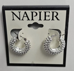 Nuovi con etichette ~ NAPIER ~ tono argento ~ PERLINE ~ chic ~ ORECCHINI A CERCHIO ~ click-it - Foto 1 di 2