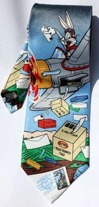 Nueva corbata para hombre novedad LOONEY TUNES COLECCIÓN DE ESTAMPILLAS ¡BUGS BUNNY AIRPLANE! T333 - Imagen 1 de 4